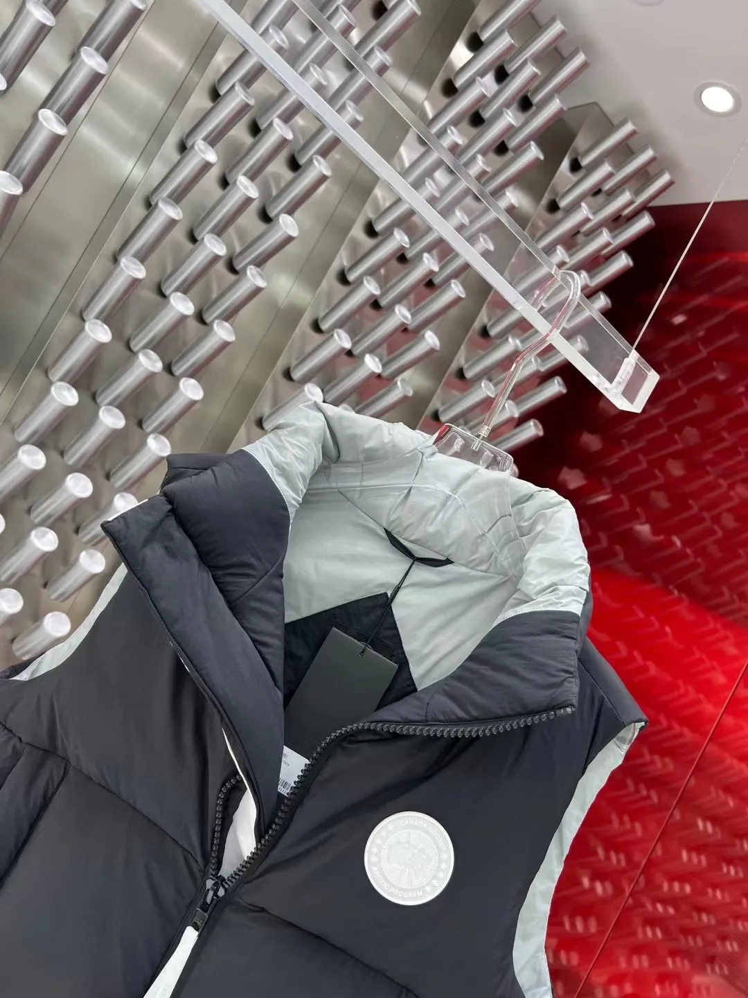 P460 Canadian brand Canada Goosex down jacket has always been recognized as the warmest down jacket. Various Instagram celebrities, Internet celebrities, and celebrities often wear it for street photos. I do Canada Goose every year, but I still can’t get rid of my love for the geese. No matter how cold the weather is, there is no need to be afraid, because there are geese! Filled with 90% white duck down, Canada Goose is the legendary warmest down jacket and is known as a must-have for Arctic outdoor sports! The most popular down jacket in the world, celebrities are rushing to buy it, it is a must-have! Same size for men and women: XS to XXL in stock😍
